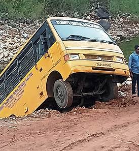 பேச்சிப்பாறை அருகே ஆற்றுக்குள் பாய்ந்த வேன்