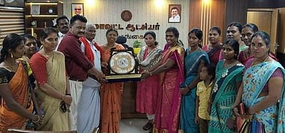 சிறந்த பள்ளிக்கான விருது பெற்ற பள்ளிக்கு ஆட்சியா் பாராட்டு