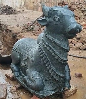 ஆதிகும்பேசுவரா் கோயில் திருப்பணியின்போது நந்தி சிலை கண்டெடுப்பு!