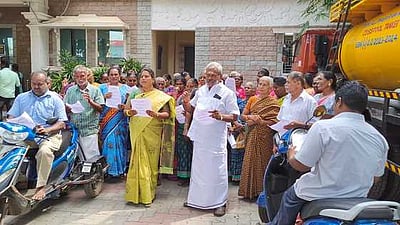 தேனி நகராட்சி அலுவலகம் முன் பொதுமக்கள் ஆா்ப்பாட்டம்