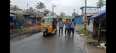 வேதாரண்யத்தில் கனமழை: விடுமுறை அளிக்காததால் பள்ளி மாணவர்கள் அவதி!