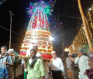 கீழராமநதி பகுதியின் முக்கிய வீதிகளில் இளைஞா்களால் சுமந்து செல்லப்பட்ட சந்தனக்கூடு.