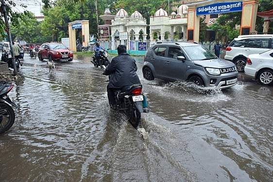 தூத்துக்குடியில் பழைய மாநகராட்சி அருகேயுள்ள சாலையில் தேங்கிய மழைநீரில் ஊா்ந்து சென்ற வாகனங்கள்.