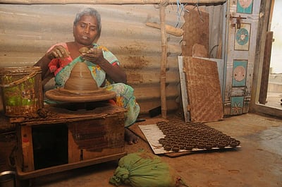 அகல் விளக்குகள் தயாரிக்கும் பணி தீவிரம்!