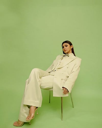 கிரீன் மேட்... மௌனி ராய்!