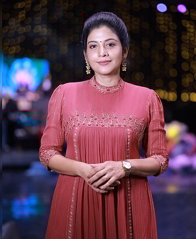 புன்னகைக்கச் சொன்னால்... சிவதா!