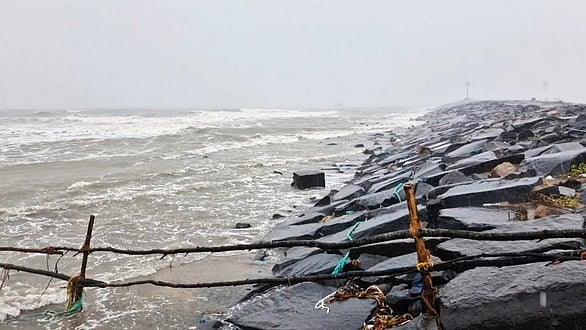 காரைக்கால் கடல் சீற்றமாக காணப்பட்ட நிலையில் முகத்துவாரப் பகுதிக்கு யாரும் செல்லாத வகையில் கருங்கல் பகுதியில் கம்புகளால் கட்டப்பட்டிருக்கும் தடுப்பு.