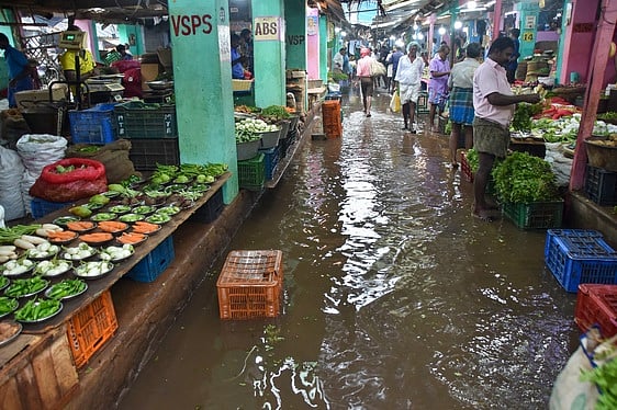 தூத்துக்குடி காமராஜா் காய்கனிச் சந்தையில் தேங்கிய மழைநீா்.