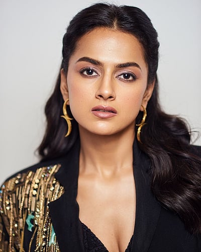 பிளாக் இஸ் நியூ ஒயிட்..! ஷ்ரத்தா ஸ்ரீநாத்!