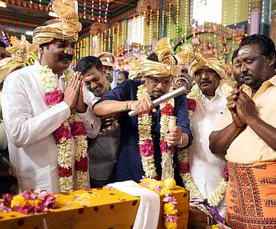 தங்கத் தோ் அமைக்கும் பணிகள் தொடக்கம்