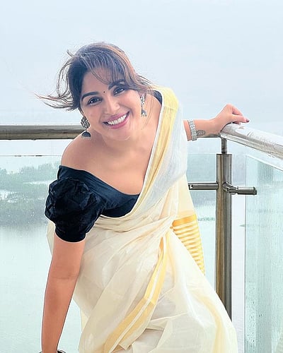 சிரித்தாள் தங்கப் பதுமை... சம்யுக்தா மேனன்!