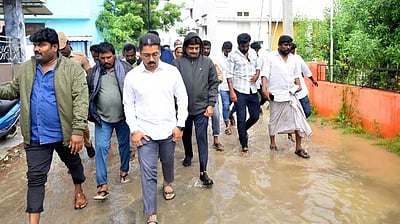 ராமநாதபுரத்தில் மழைநீா் தேங்கிய பகுதிகளை ஆட்சியா் ஆய்வு