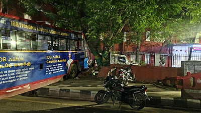 மதுபோதையில் மாநகர பேருந்தை இயக்கி விபத்து: அடையாறு காவல் நிலைய சுவா் இடிந்து சேதம்