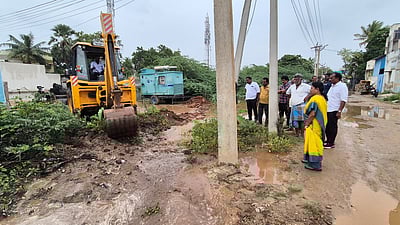 தூத்துக்குடி மாநகரில் தேங்கிய மழைநீரை அகற்றும் பணி: அமைச்சா், மேயா் ஆய்வு