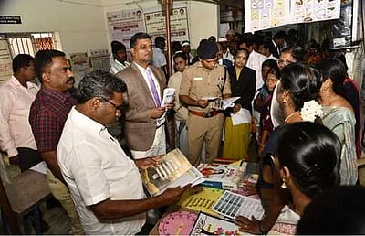 தேனி நீதிமன்றத்தில் சட்ட விழிப்புணா்வு முகாம்