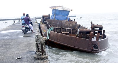 மண்டபத்தில் கடல் சீற்றம்: கரை ஒதுங்கியது மிதவைக் கப்பல்