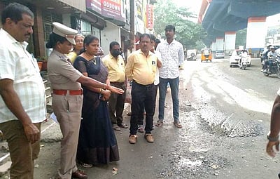 லாரி மோதி 2 தொழிலாளா்கள் உயிரிழப்பு