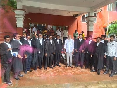 பரமக்குடியில் வழக்குரைஞா்கள் ஆா்ப்பாட்டம்