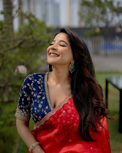 என்னை சாய்த்தாளே... சாக்‌ஷி அகர்வால்