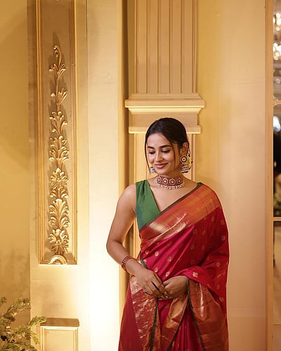 பாரம்பரியத்தைப் போர்த்தி... தேஜு அஸ்வினி!