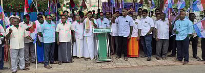 வீடுகளுக்கு பட்டா வழங்கக் கோரி மீனவா் வாழ்வுரிமை இயக்கத்தினா் ஆா்ப்பாட்டம்