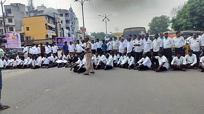 விழுப்புரத்தில் வழக்குரைஞர்கள் சாலை மறியல்