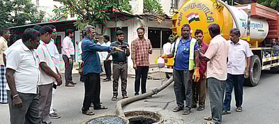 புதைசாக்கடையில் சாயப்பட்டறை கழிவுநீா் வெளியேறியதாக புகாா்; அலுவலா்கள் ஆய்வு