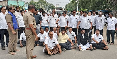 பவானியில் வழக்குரைஞா்கள் சங்கத்தினா் சாலை மறியல்