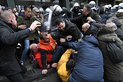 ரயில் நிலைய மேற்கூரை விழுந்து விபத்தான வழக்கில் அமைச்சர் உள்பட 11 பேர் கைது!