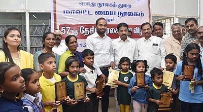 புத்தகம் வாசிக்கும் பழக்கத்தை ஊக்குவிக்க வேண்டும்: கடலூா் ஆட்சியா்