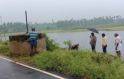 தினமணி செய்தி எதிரொலி... சாம்பவா் வடகரை பெரியகுளத்தில் பொதுப்பணித் துறையினா் ஆய்வு