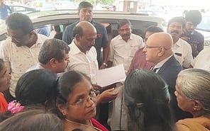 நீதிமன்ற உத்தரவுப்படி உரிய பலன்கள்: பெருந்துறை அரசு மருத்துவமனை பணியாளா்கள் சங்கம் வலியுறுத்தல்