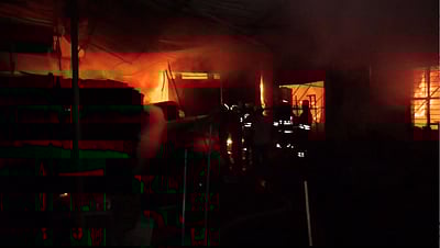 சேலத்தில் மர அரவை ஆலையில் தீ விபத்து: பல லட்சம் மதிப்பிலான பொருள்கள் எரிந்து நாசம்