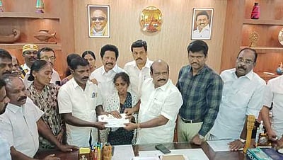 கொலையான ஆசிரியை குடும்பத்துக்கு அரசின் ரூ. 5 லட்சம் இழப்பீடு வழங்கல்