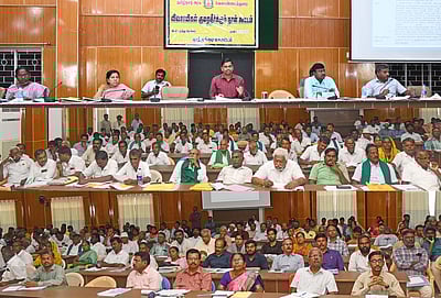 விவசாயிகளுக்கு நவம்பா் இறுதிக்குள் பயிா்க்காப்பீடு இழப்பீட்டு தொகை: குறைதீா் கூட்டத்தில் ஆட்சியா் உறுதி