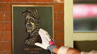 பந்து தாக்கி பலியான ஆஸி.வீரர் பிலிப் ஹூயூஸுக்கு அடிலெய்ட் டெஸ்ட்டில் சிறப்பு மரியாதை!