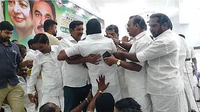 அதிமுகவில் உள்கட்சி மோதல்: போர்க்களமாக மாறிய நெல்லை,கும்பகோணம் கள ஆய்வுக் கூட்டம் 