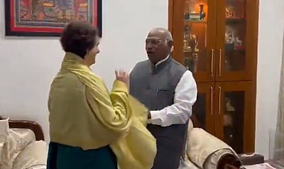 கார்கேவிடம் வாழ்த்து பெற்றார் பிரியங்கா காந்தி 