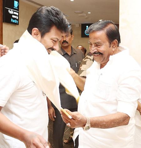 துணை முதல்வரை வரவேற்ற அமைச்சா் கே.என். நேரு.