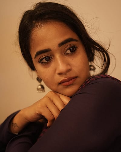 பார்த்து கொண்டிருந்தால் பாட்டு வரும்... தீப்தி சுனைனா!