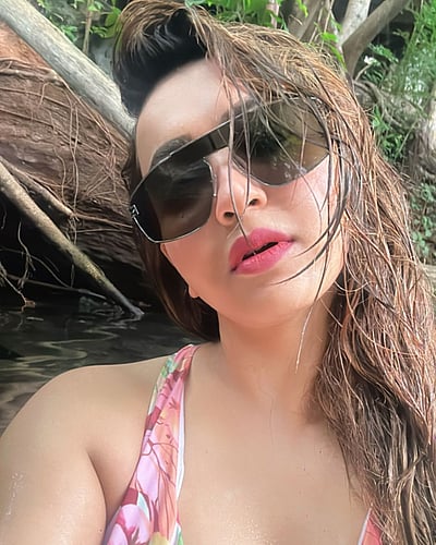 மலர் வண்ணம் மதுக் கிண்ணம்... கௌஷனி!