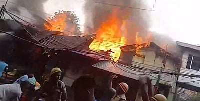 கொல்கத்தாவில் குடிசைப்பகுதியில் தீ விபத்து