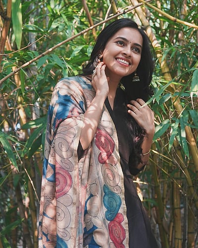 காதல் கண் கட்டுதே... ஸ்ரீ திவ்யா!