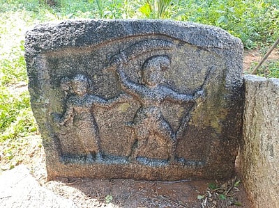 கற்திட்டை அமைப்புடன் கூடிய 400 ஆண்டுகள் சதிக்கல் கண்டெடுப்பு