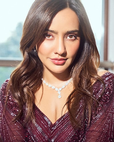 வெண்சங்குக் கழுத்தோடு பொன்மாலை அசைந்தாட... நேகா சர்மா!
