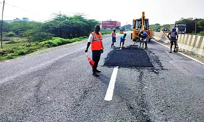 ஸ்ரீபெரும்புதூா்-குன்றத்தூா் சாலை
சீரமைப்பு பணி தீவிரம்