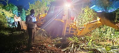 கீழ்வேளூரில் வடிகால் ஆக்கிரமிப்பு அகற்றம்