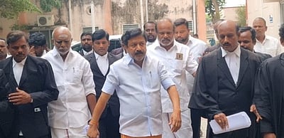 அவதூறு வழக்குகள்: விழுப்புரம் நீதிமன்றங்களில் சி.வி.சண்முகம் ஆஜா்