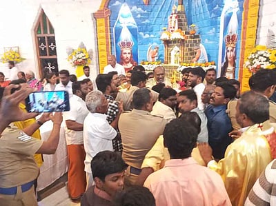 இருதரப்பினரிடையே மோதல்: கெங்கவல்லியில் கிறிஸ்து அரசா் ஆலய  தேரோட்டம் நிறுத்தம்