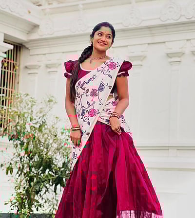 தாவணி போட்ட நாள்... செளந்தர்யா ரெட்டி!